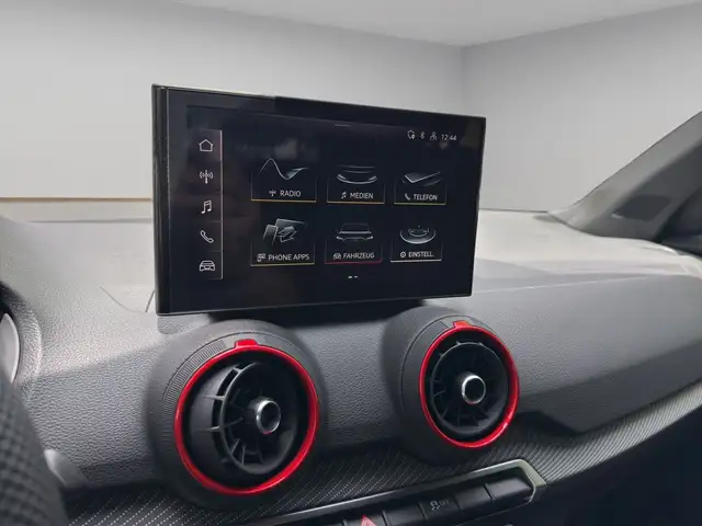 Audi Q2 view 13