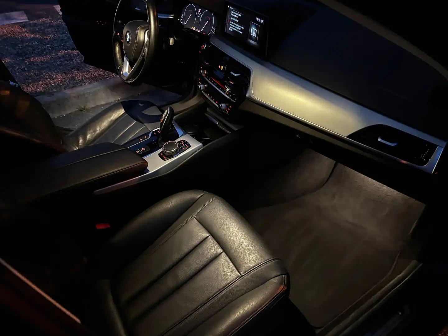 BMW 520 520d 190 ch BVA8 Luxury Noir - 2