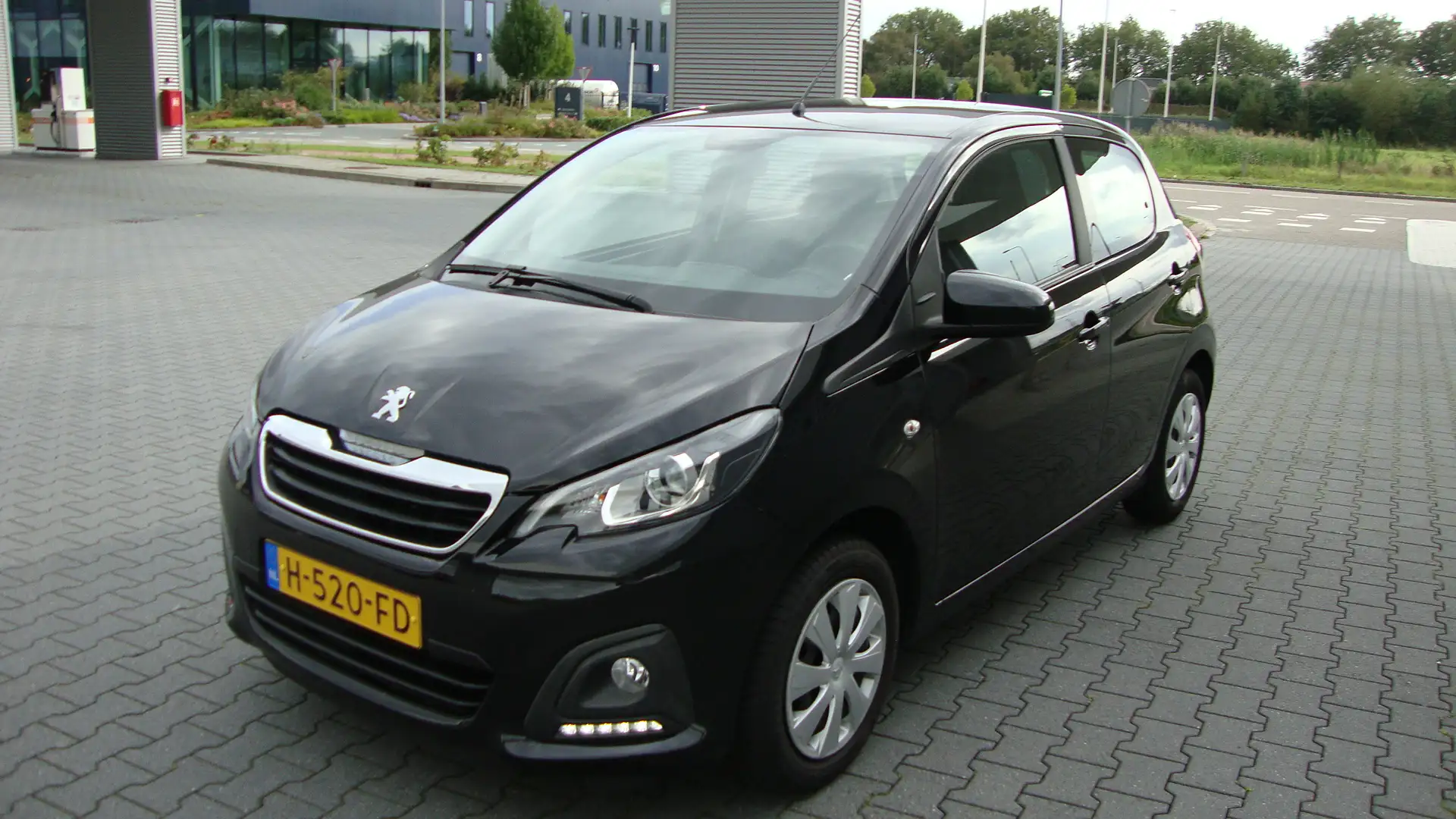 Peugeot 108 1.0 e-VTi 72pk 5D Active Zwart - 1
