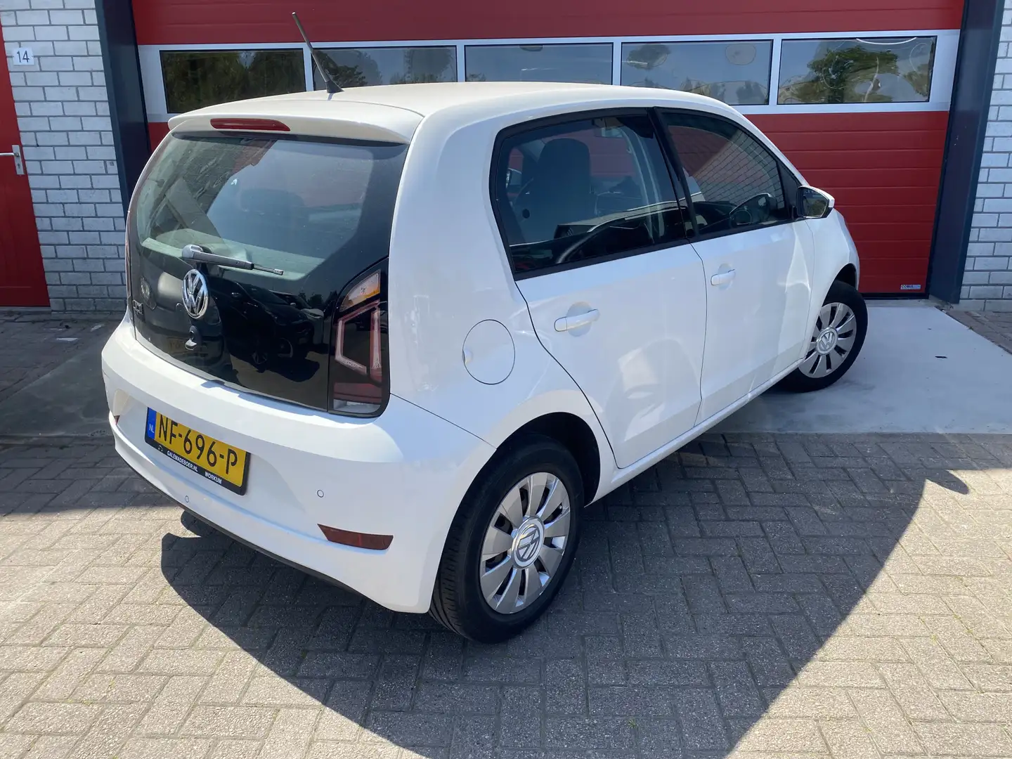 Volkswagen up! 1.0 BMT move up! CRUISE / CAMERA / PDC / DAB / AIR Wit - 2