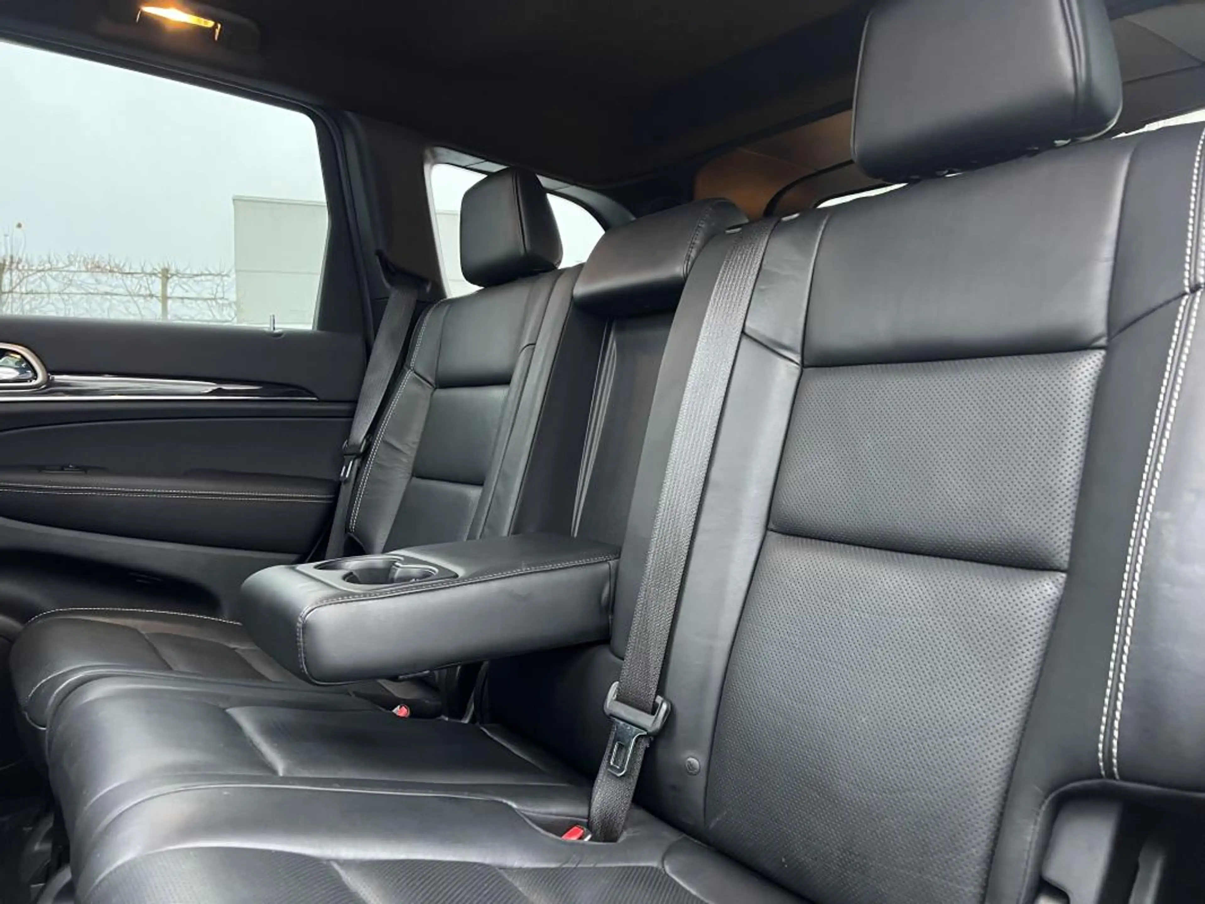 Jeep Grand Cherokee OVERLAND 4X4 3.0 V6 190CH 1ÈRE MAIN BOITE AUTO TOIT PANO CUIR GAR 12M — photo 8