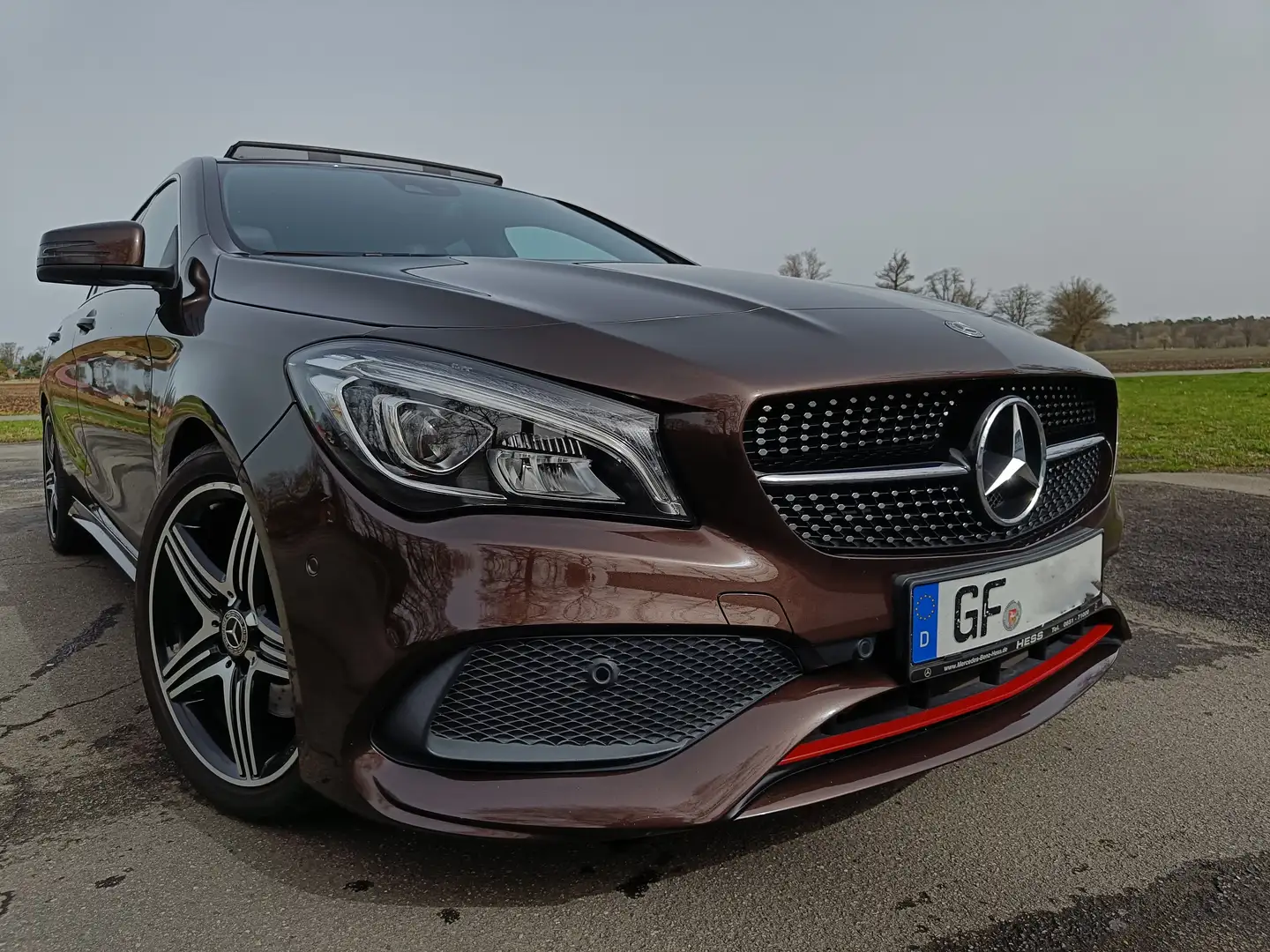 Mercedes-Benz CLA 250 Shooting Brake 4Matic *AMG-Line* Hnědá - 1