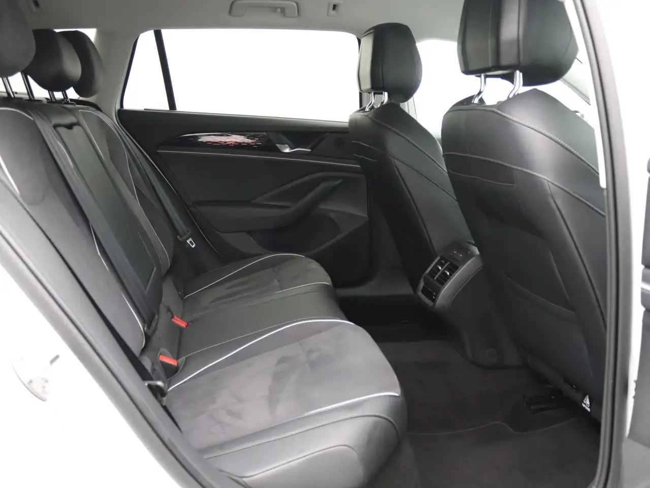 Volkswagen Passat Variant Elegance 2.0TDI DSG / Matrix, AHK 10