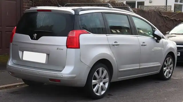 Peugeot 5008 view 2