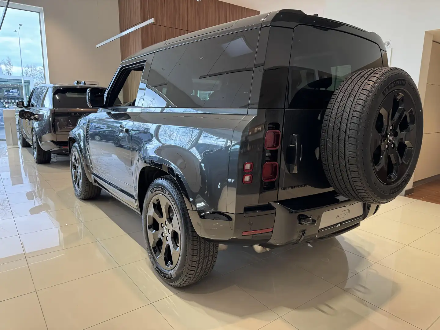 Land Rover Defender 90 D250 X-Dynamic SE Grijs - 2