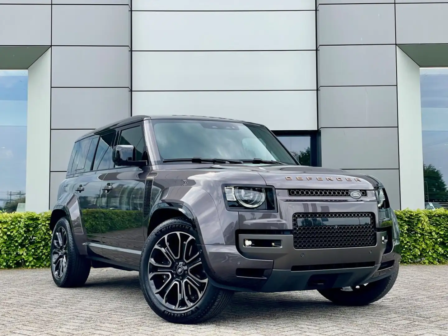 Land Rover Defender 4.4 P635 110 Octa Grijs - 2