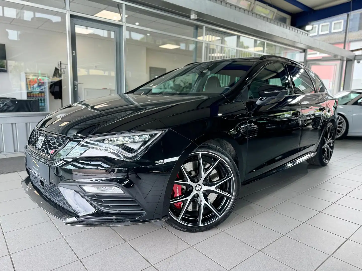 SEAT Leon ST Cupra 300 4Drive 2.0TSI Carbon Edition Noir - 2