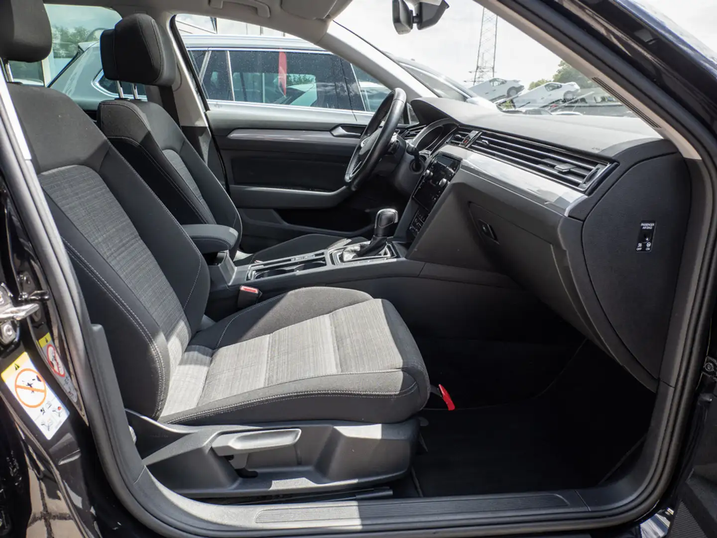 Volkswagen Passat Variant 2.0 TDI DSG Business LED PANO Schwarz - 2