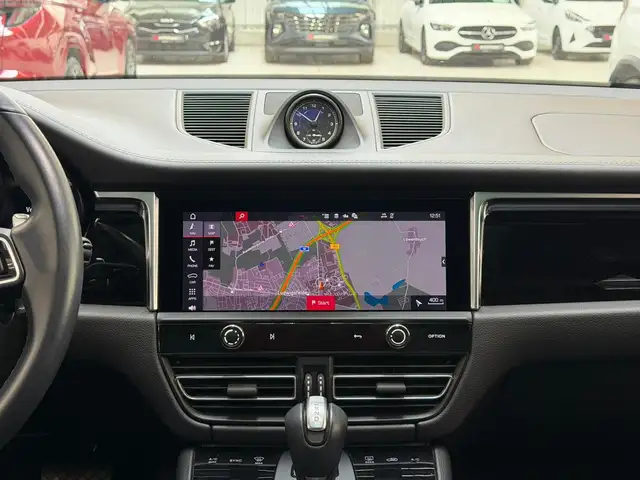Porsche Macan view 12