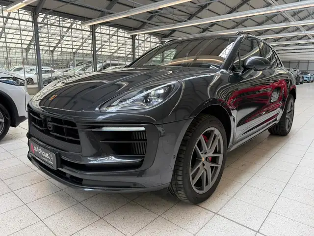 Porsche Macan view 3