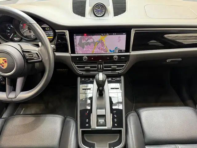 Porsche Macan view 11