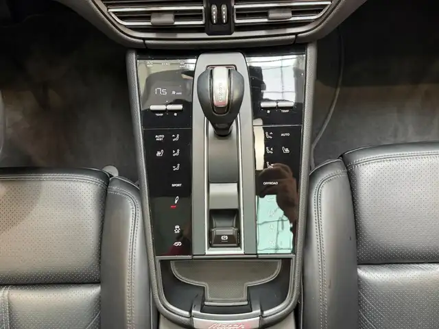 Porsche Macan view 13