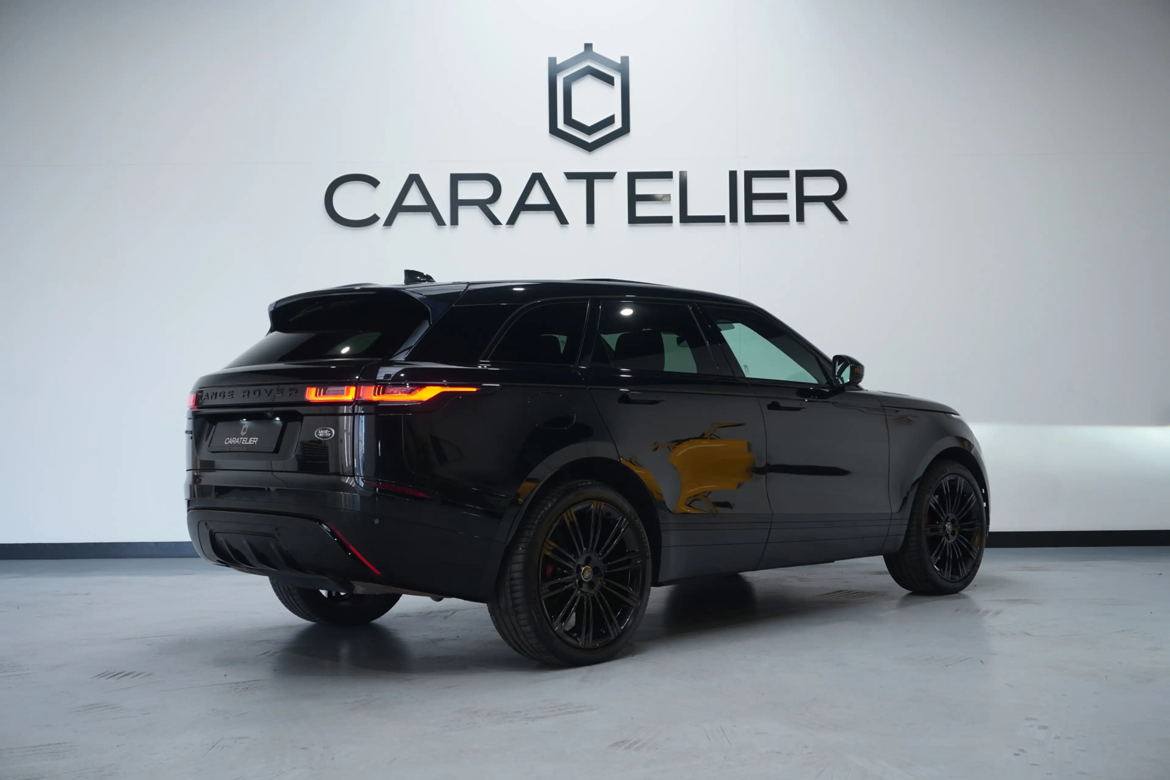 Land Rover Range Rover Velar 2.0 P400e R-Dynamic HSE / Pano / 22'' / Massage / — photo 4