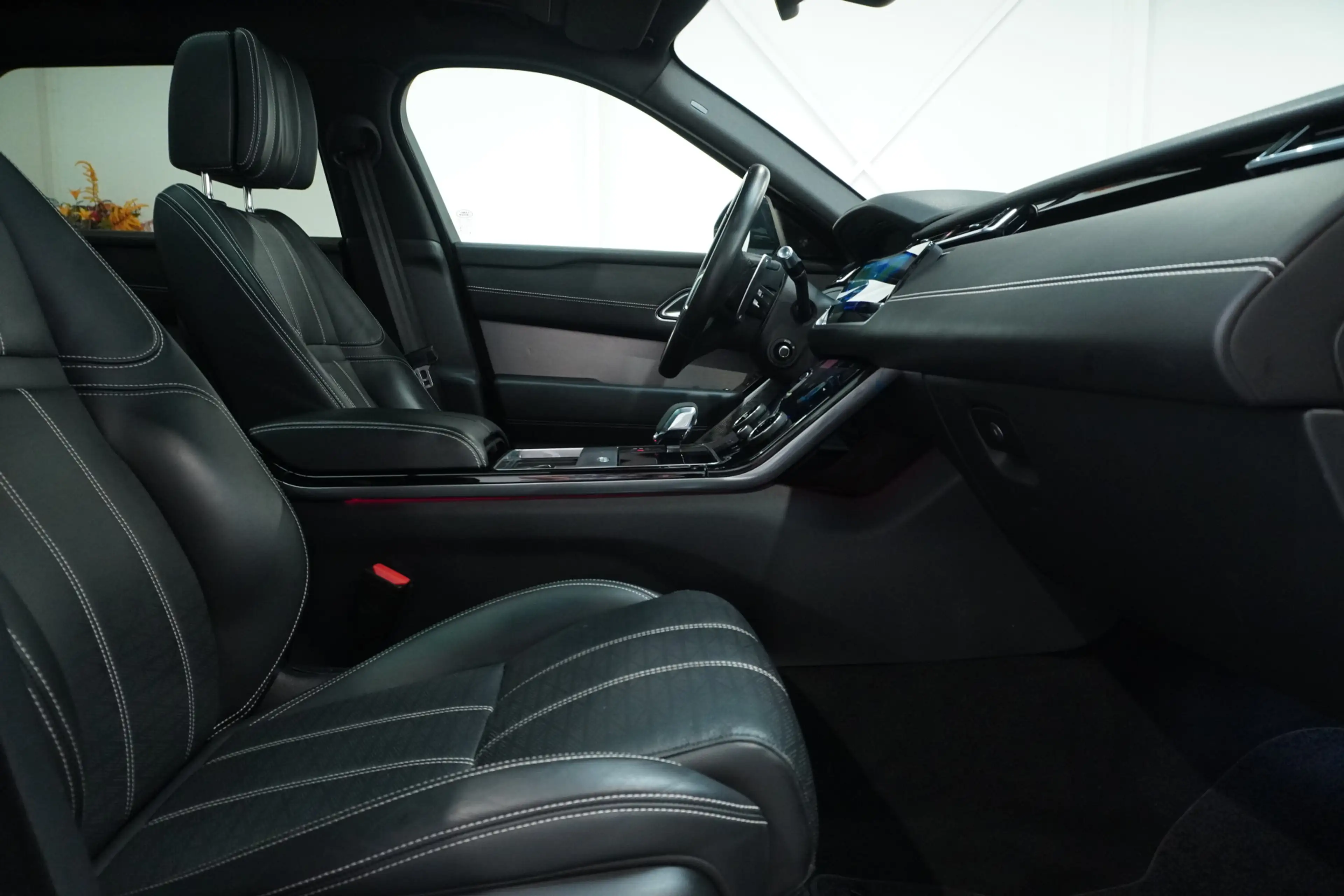 Land Rover Range Rover Velar 2.0 P400e R-Dynamic HSE / Pano / 22'' / Massage / — photo 20