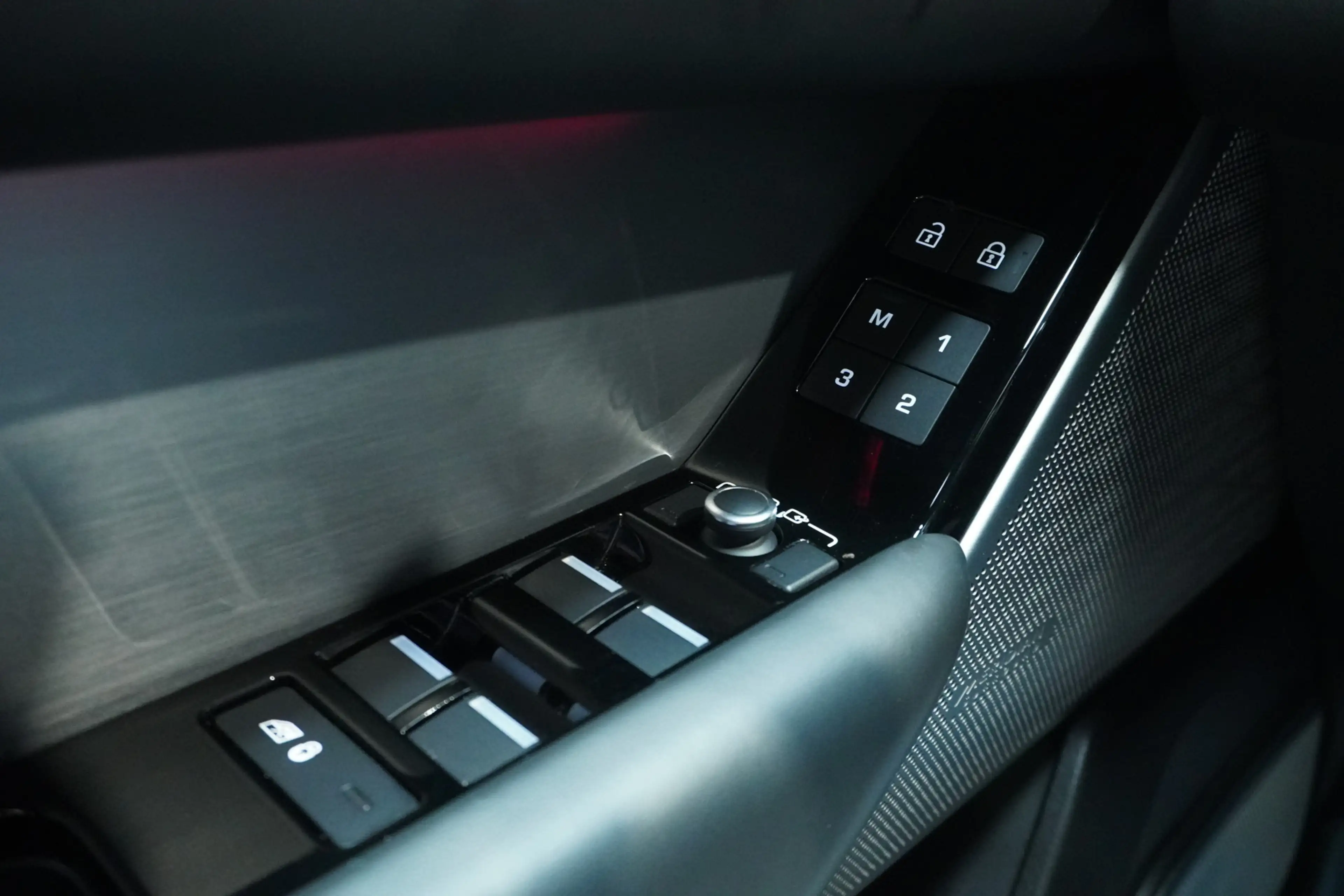 Land Rover Range Rover Velar 2.0 P400e R-Dynamic HSE / Pano / 22'' / Massage / — photo 24