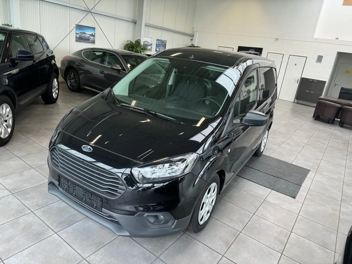 Ford Transit Courier Trend crna - 1