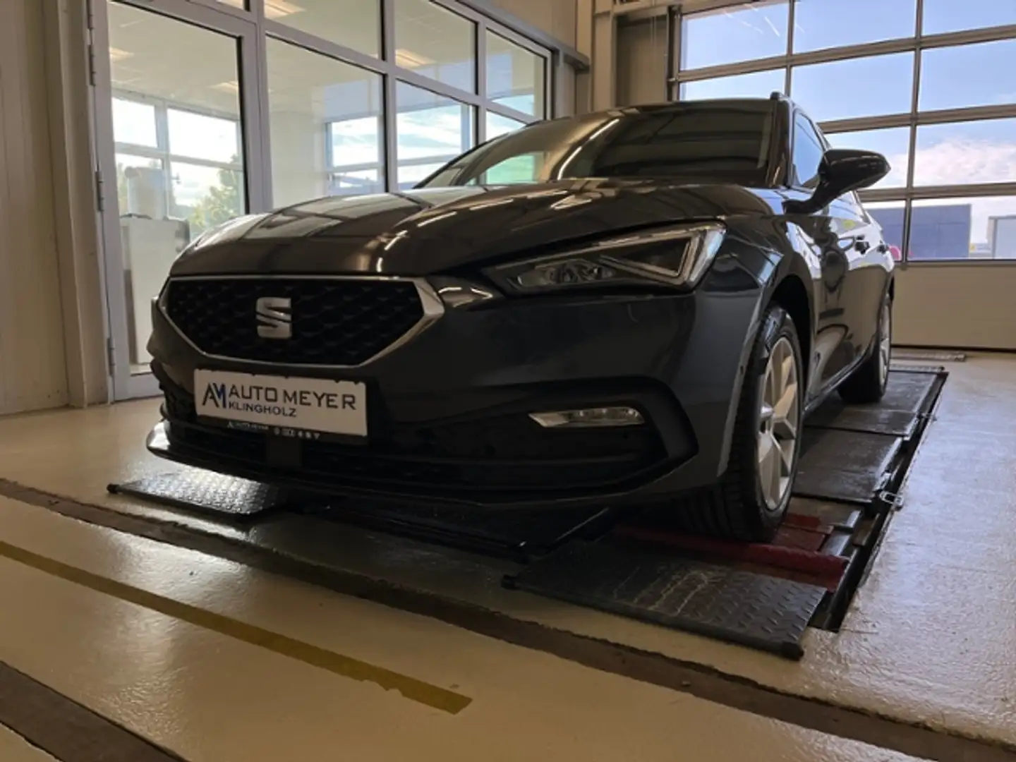 SEAT Leon SP Style 2.0 TDI DSG Navi AHK Pano LED Gris - 2