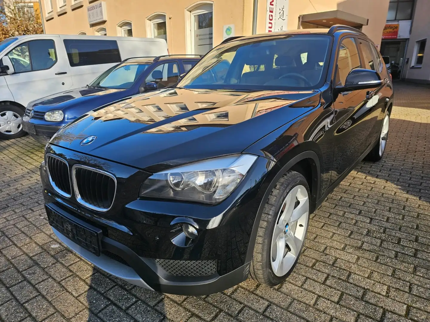 BMW X1 sDrive16d / KLIMAAUTOMATIK / 6GANG Schwarz - 1