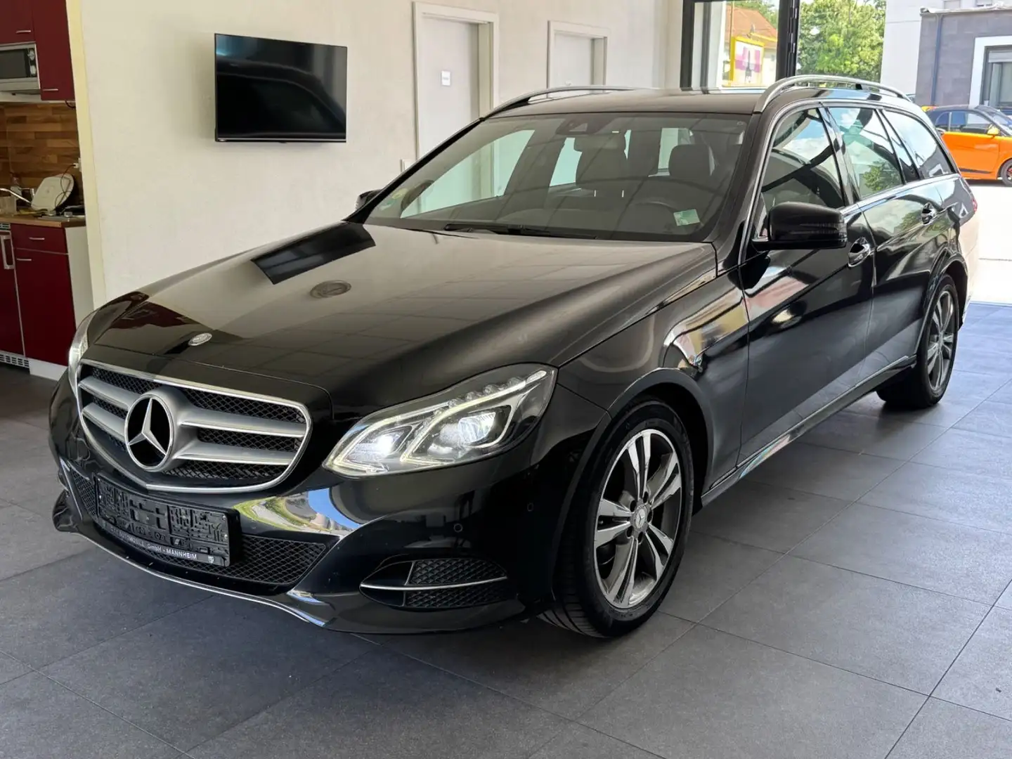 Mercedes-Benz E 220 BlueTec T-Modell-Avantgarde-LED-PDC-Navi- Negro - 1