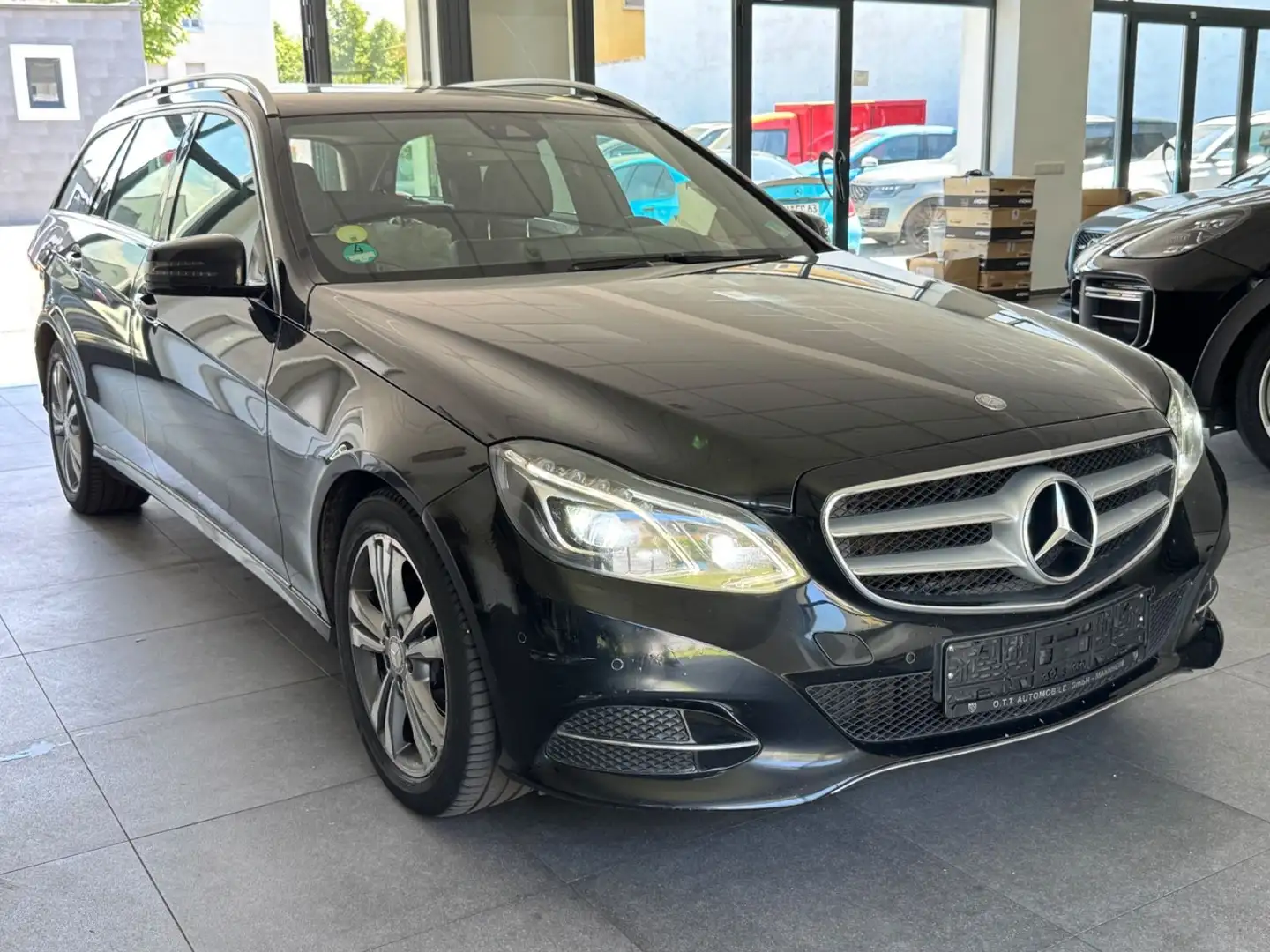 Mercedes-Benz E 220 BlueTec T-Modell-Avantgarde-LED-PDC-Navi- Negro - 2