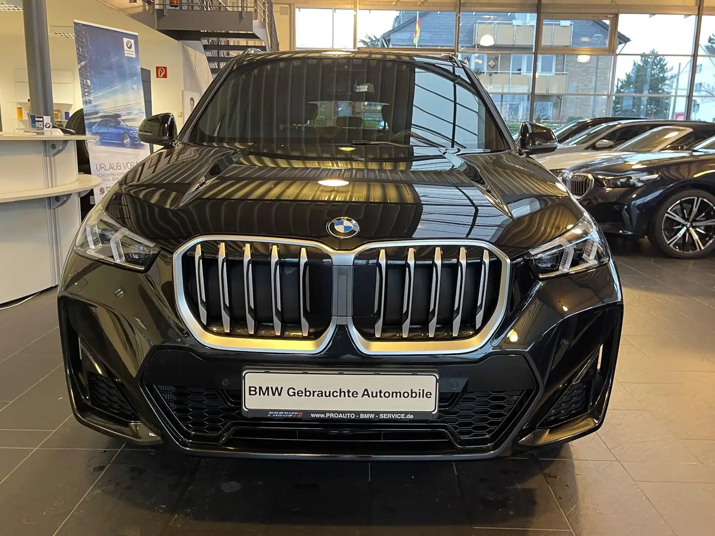 BMW X1 18i sDrive M Sport A-LED/AHK/Komf.Zg/Pano Schwarz - 2