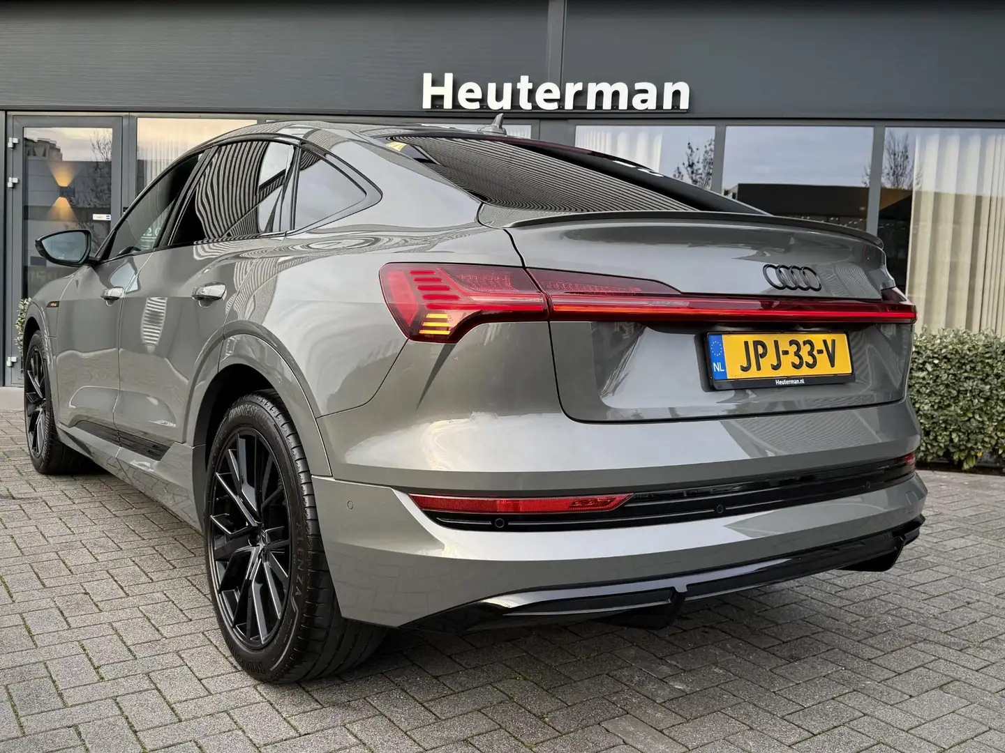 Audi e-tron Sportback 50 Quattro S Line Black Edition/ Trekhaa Grijs - 2
