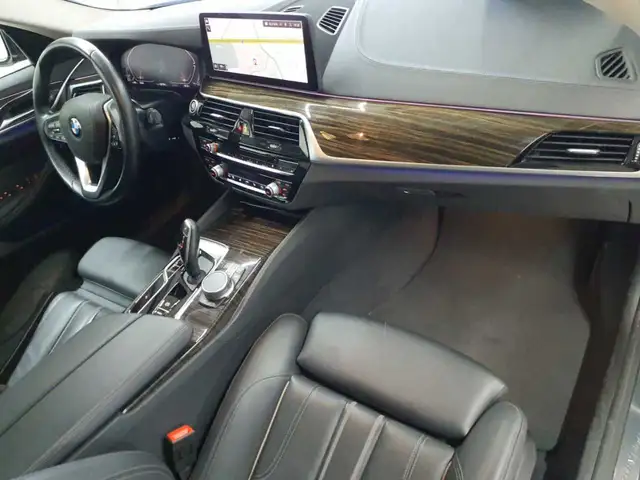 BMW 5 Series view 9