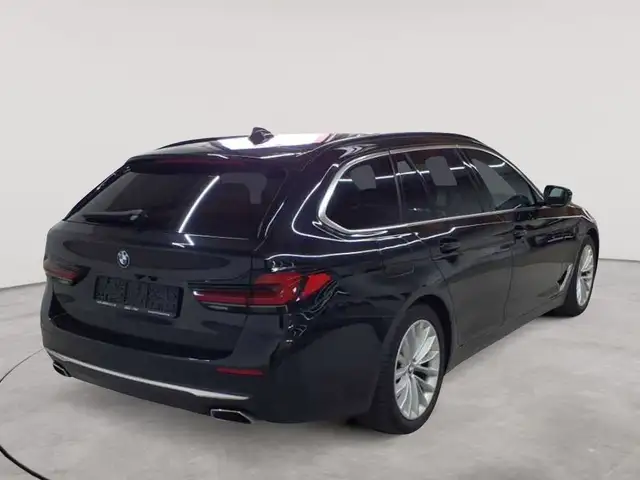 BMW 5 Series view 4