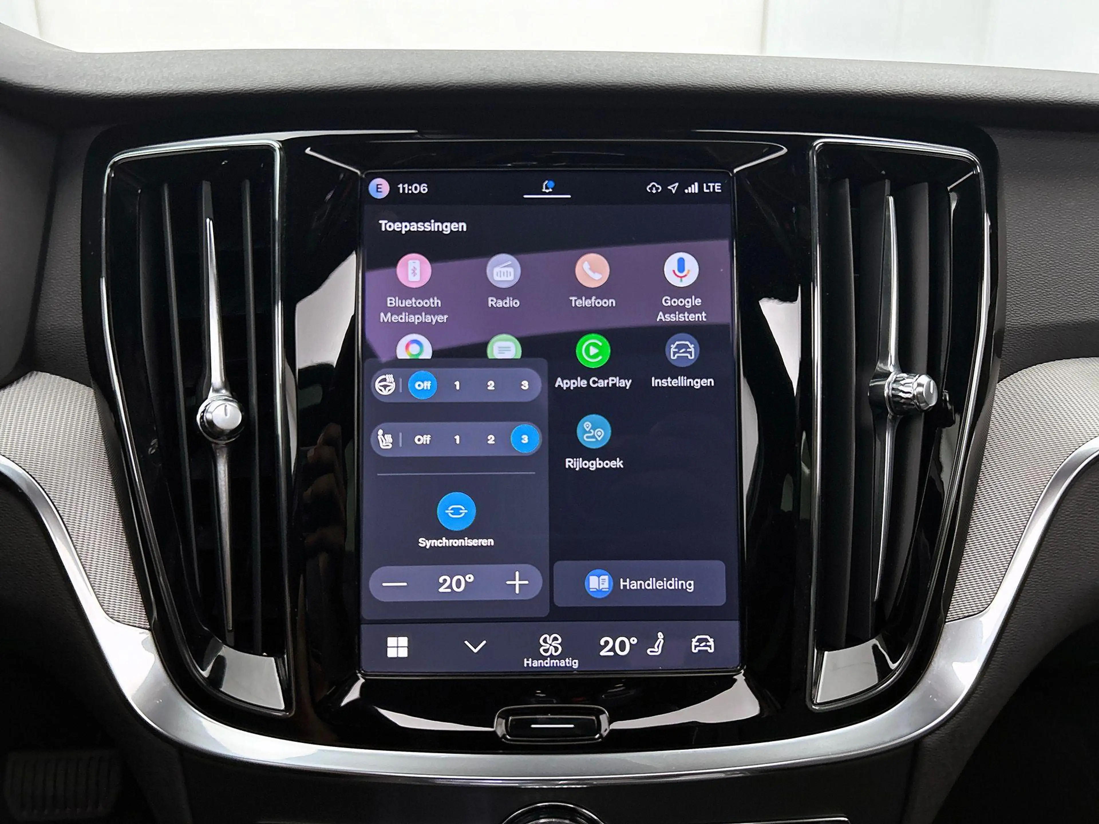 Volvo V60 2.0 T8 Plug-in hybrid AWD Plus Dark | 360° Camera — photo 8