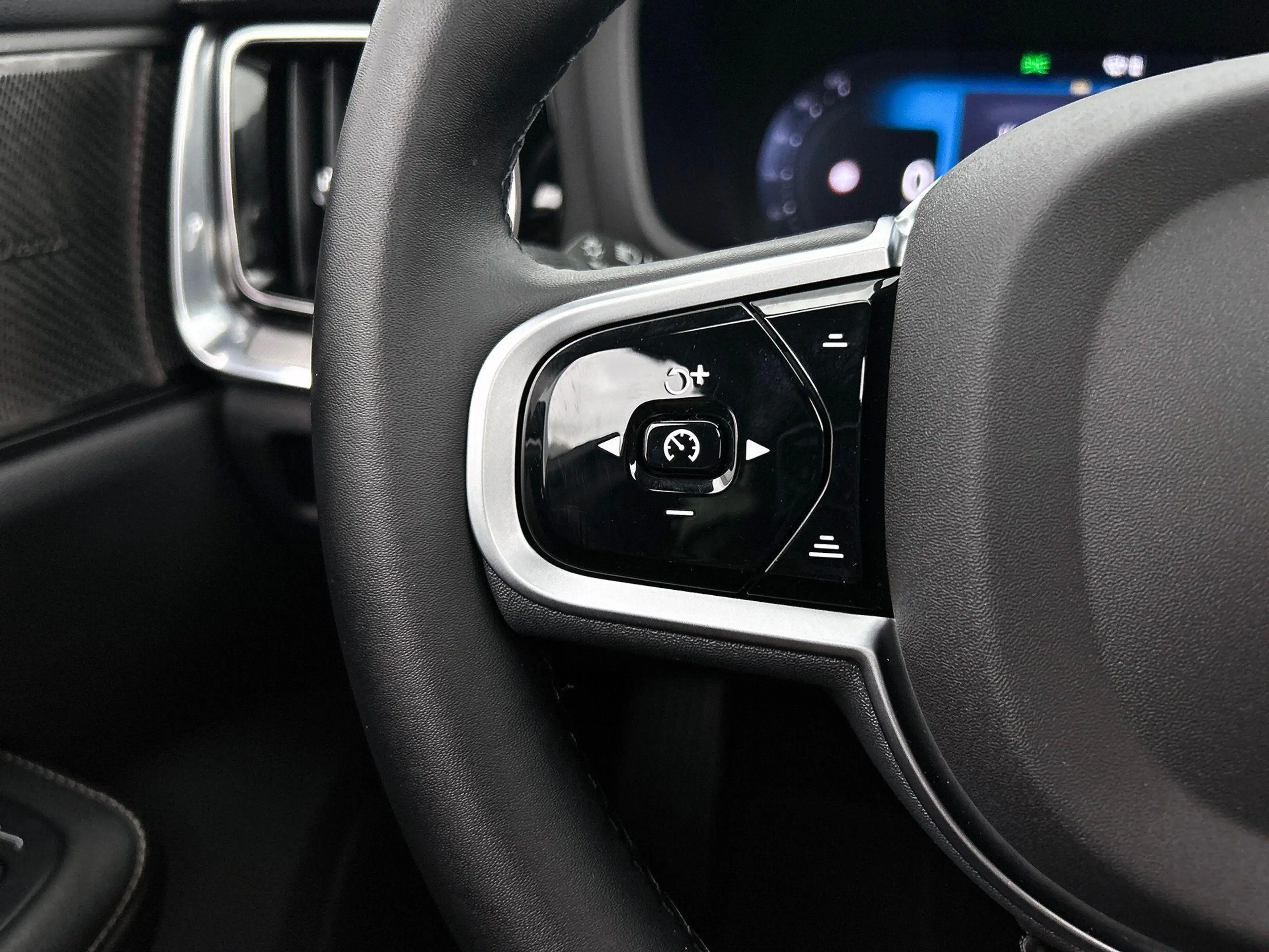 Volvo V60 2.0 T8 Plug-in hybrid AWD Plus Dark | 360° Camera — photo 6