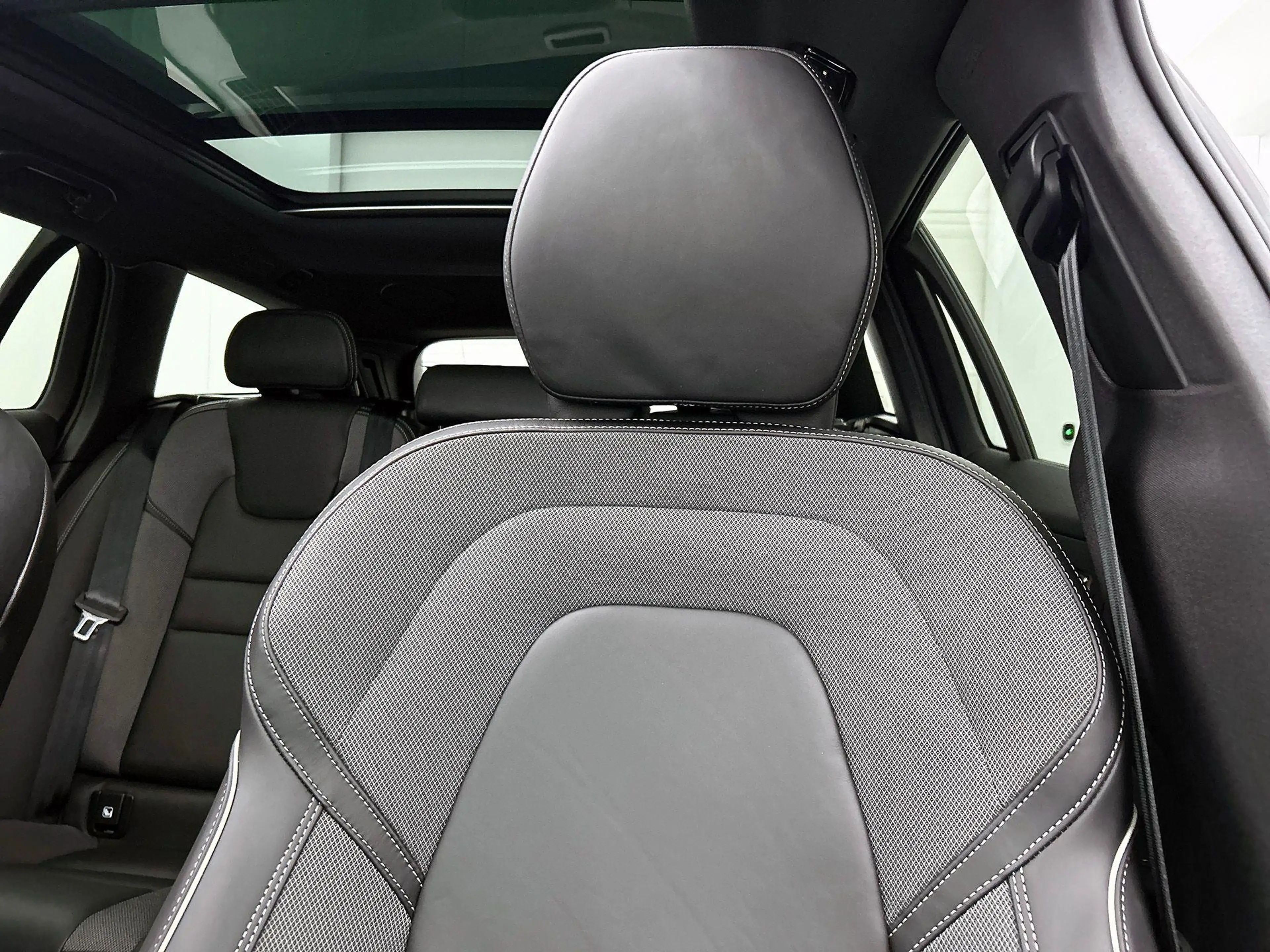 Volvo V60 2.0 T8 Plug-in hybrid AWD Plus Dark | 360° Camera — photo 10