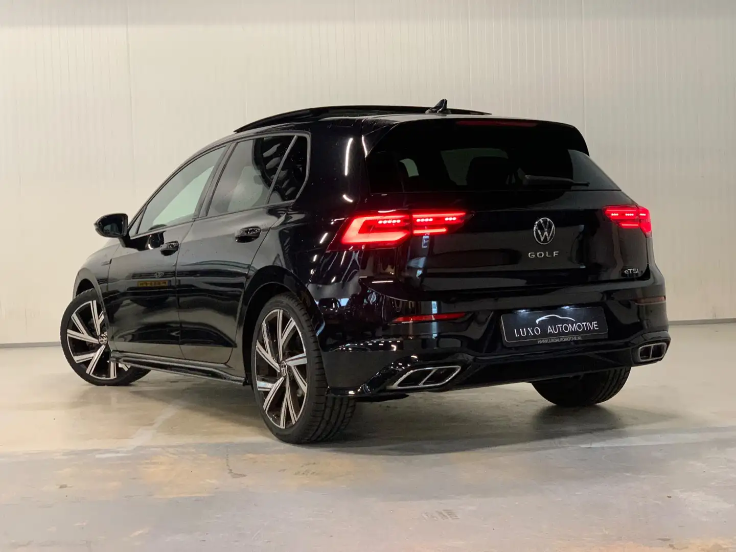 Volkswagen Golf 1.5 eTSI R-Line | NAP | 3x R-LINE | PANO | IQ LIGH Zwart - 2