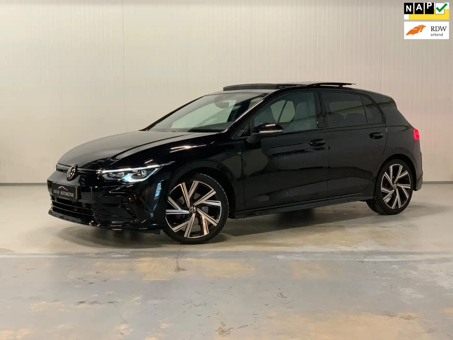 Volkswagen Golf 1.5 eTSI R-Line | NAP | 3x R-LINE | PANO | IQ LIGH Zwart - 1