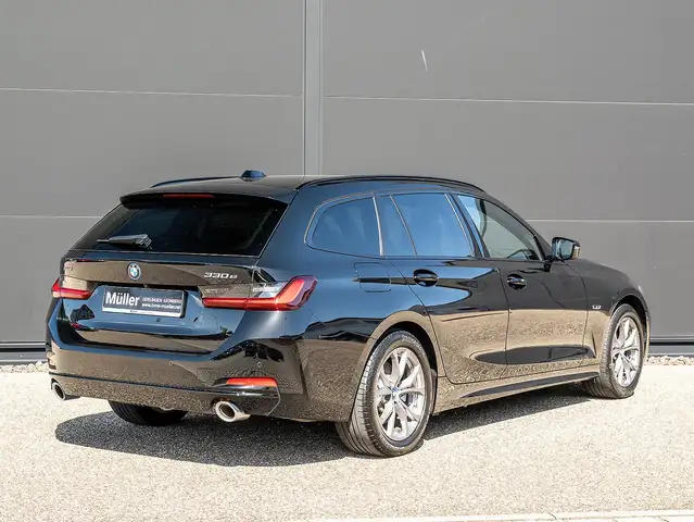 BMW 3 Series view 2