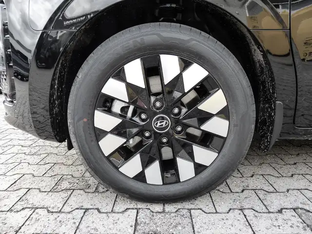 Hyundai Staria view 3
