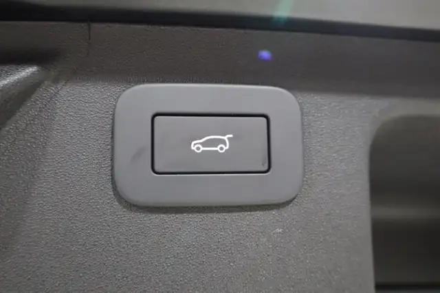 Land Rover Discovery Sport view 10