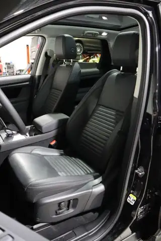Land Rover Discovery Sport view 13