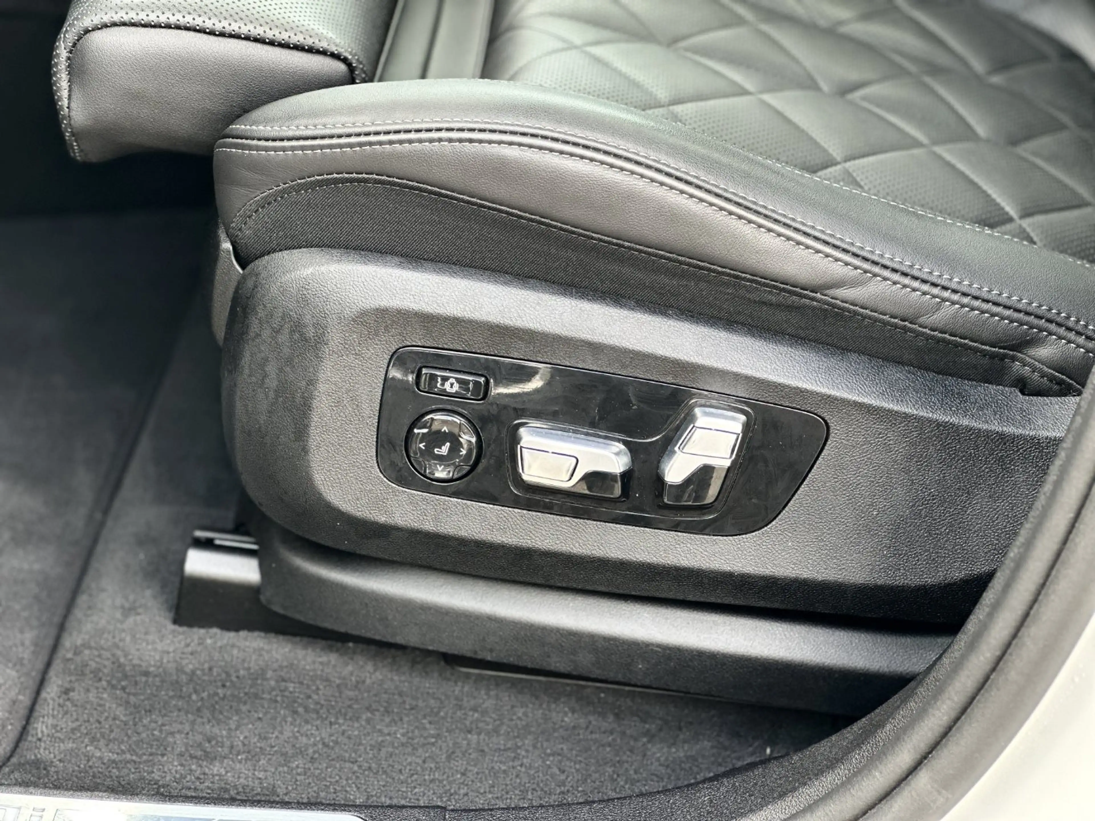 BMW X6 M60i xDrive Gestiksteuerung HK HiFi DAB LED — photo 12