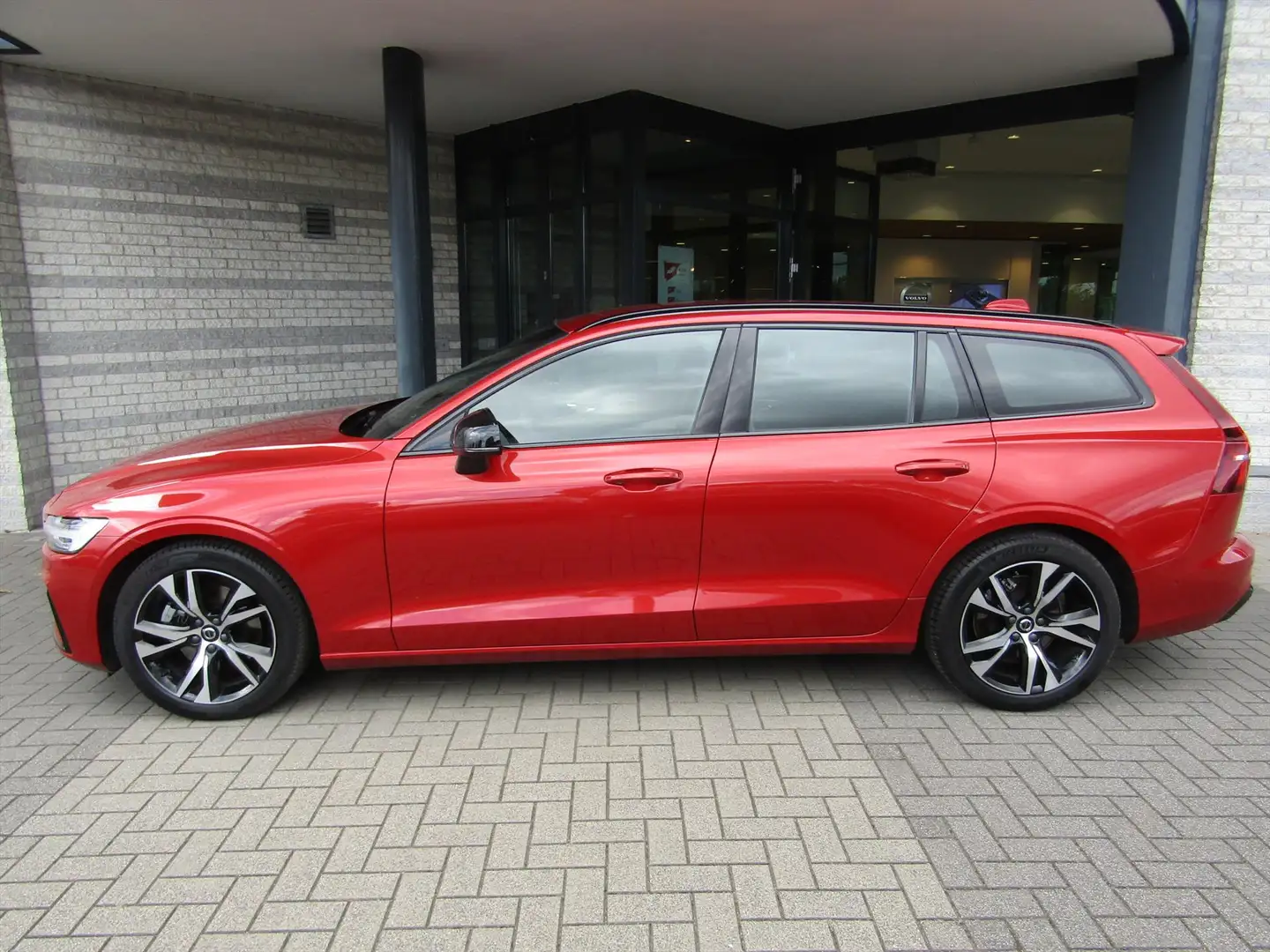 Volvo V60 B4 197pk Geartronic Mild Hybrid Plus Dark | Trekh. Rood - 2