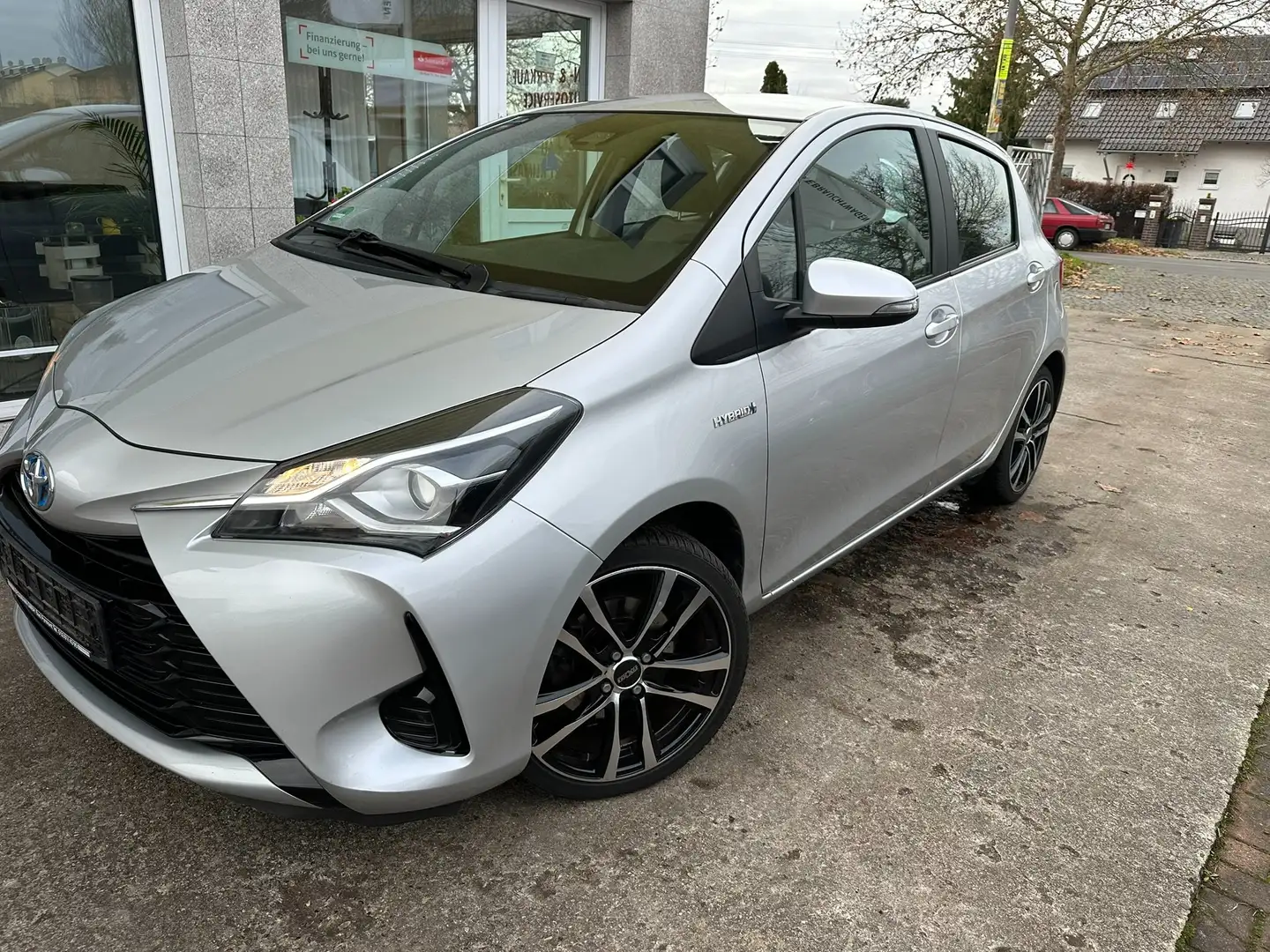 Toyota Yaris Hybrid 1.5 VVT-i Launch Edition Silber - 1