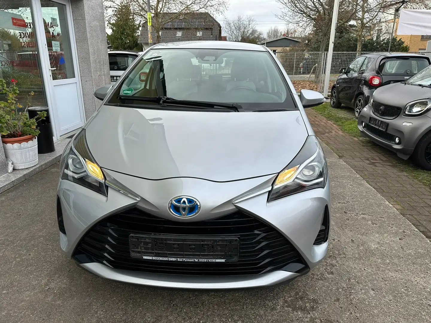 Toyota Yaris Hybrid 1.5 VVT-i Launch Edition Silber - 2