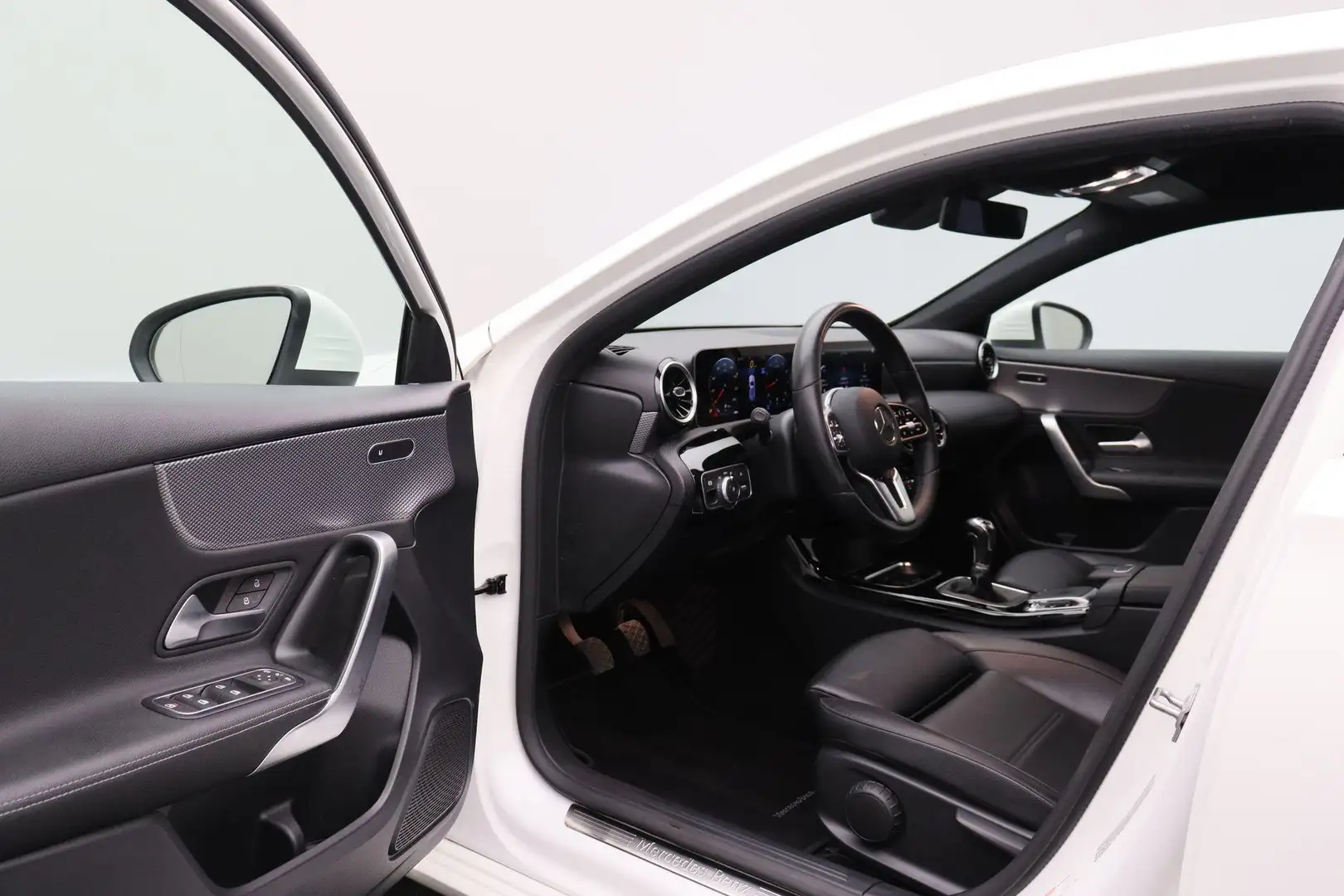 Mercedes-Benz A 200 Premium 2018 Camera | Lederen bekleding | Stoelver Wit - 2