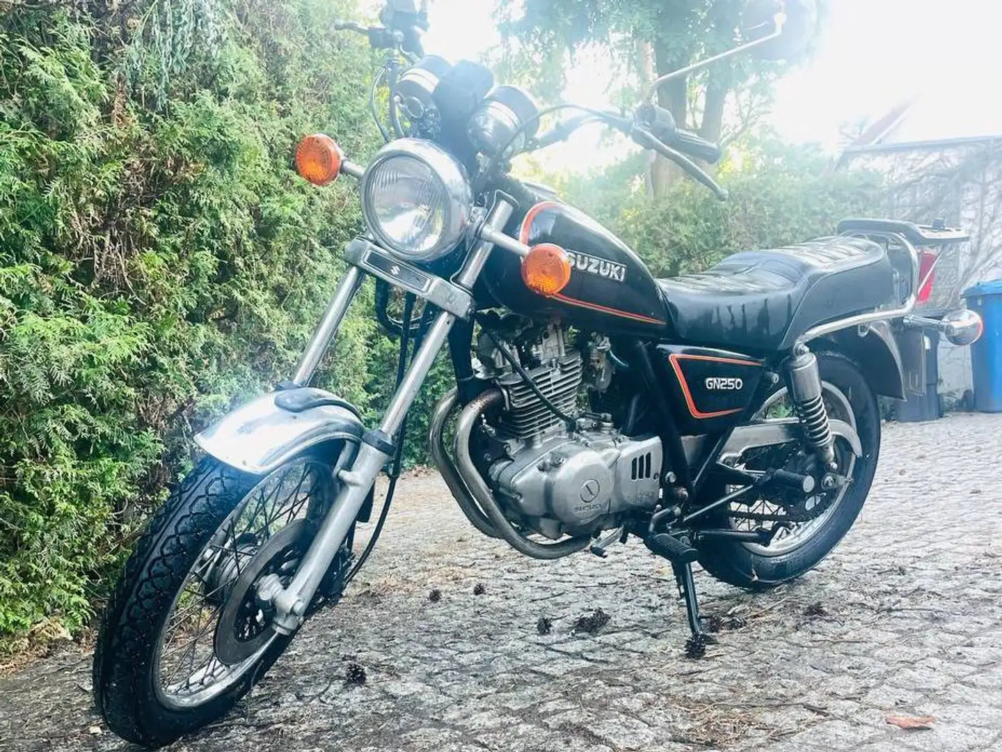 Suzuki GN 250 Schwarz - 1