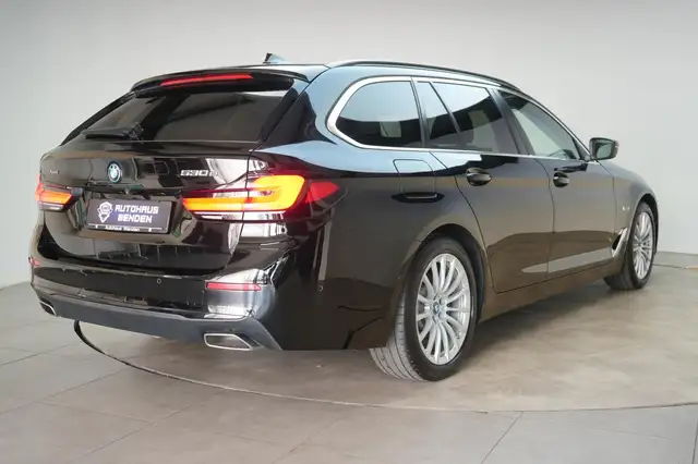 BMW 5 Series view 4