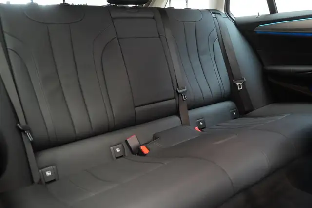 BMW 5 Series view 10