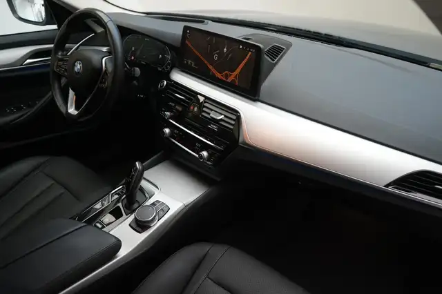 BMW 5 Series view 8
