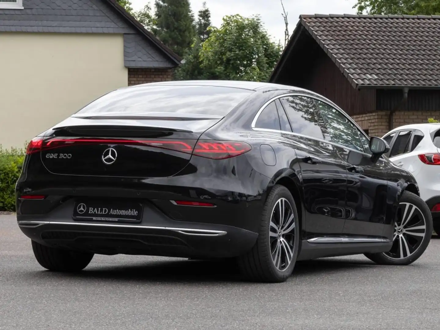 Mercedes-Benz EQE 300 +MBUX+Burm+AHK+360+HUD+Ambiente+Totw+LED Schwarz - 2