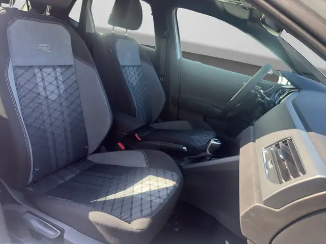 Volkswagen Polo view 4