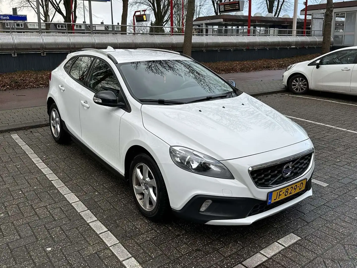 Volvo V40 Cross Country 2.0 D2 Kinetic Wit - 2