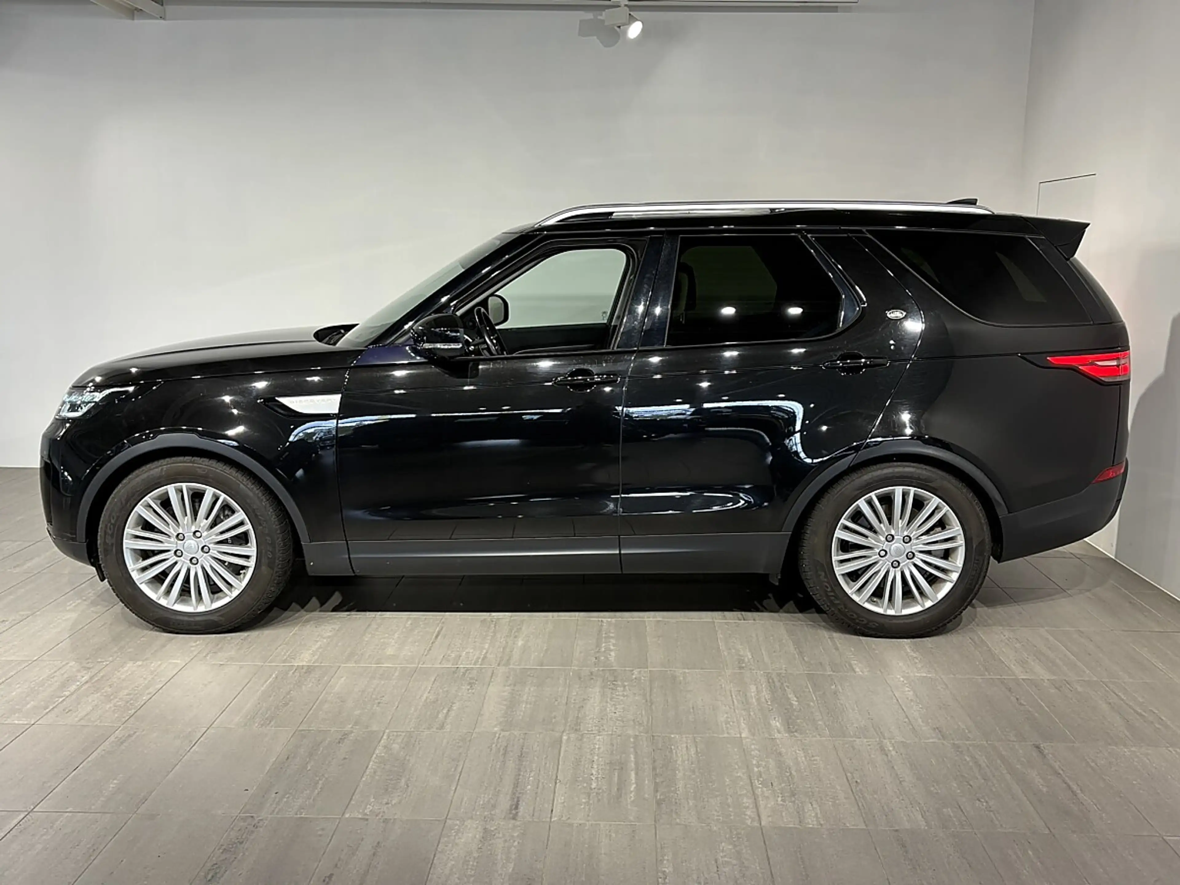 Land Rover Discovery 5 3,0 Si6 HSE Aut. — photo 3